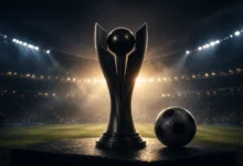 Ilustracyjna grafika piłkarska przedstawiająca neutralną sylwetkę trofeum w cieniu, bez oficjalnych znaków i marek.