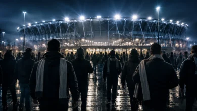 Ilustracyjna grafika piłkarska przedstawiająca kibiców przed stadionem w neutralnej scenie meczowej bez klubowych symboli.
