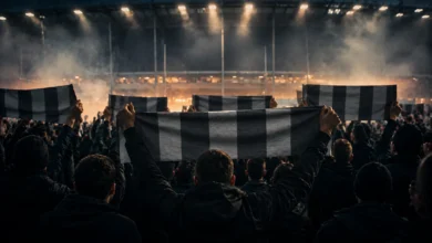 Ilustracyjna grafika piłkarska przedstawiająca kibicowski protest z pustymi banerami, bez napisów i klubowych oznaczeń.
