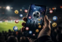 Ilustracyjna grafika piłkarska przedstawiająca telefon z reakcjami kibiców w tle, bez czytelnych nazw i znaków platform.