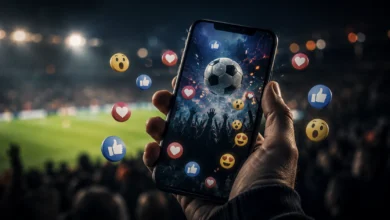Ilustracyjna grafika piłkarska przedstawiająca telefon z reakcjami kibiców w tle, bez czytelnych nazw i znaków platform.