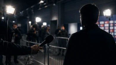 Ilustracyjna grafika piłkarska przedstawiająca światła strefy mieszanej po meczu, z atmosferą krótkich rozmów z mediami.