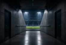 Ilustracyjna grafika piłkarska przedstawiająca pusty tunel prowadzący na murawę jako neutralny motyw stadionowy.
