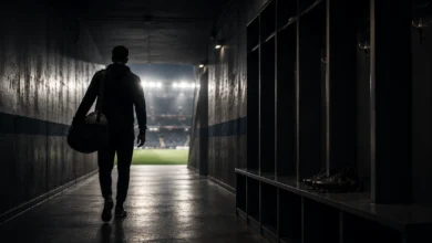 Ilustracyjna grafika piłkarska przedstawiająca tunel stadionowy, anonimowa sylwetka odchodząca w stronę światła, bez identyfikacji klubu.