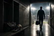 Ilustracyjna grafika piłkarska przedstawiająca tunel stadionowy, anonimowa sylwetka odchodząca w stronę światła, bez identyfikacji klubu.
