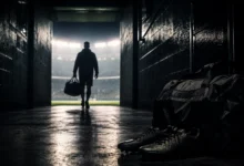 Ilustracyjna grafika piłkarska przedstawiająca tunel stadionowy i anonimowa sylwetka odchodząca w stronę światła, bez identyfikacji klubu.