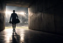 Ilustracyjna grafika piłkarska przedstawiająca tunel stadionowy i anonimowa sylwetka odchodząca w stronę światła, bez identyfikacji klubu.