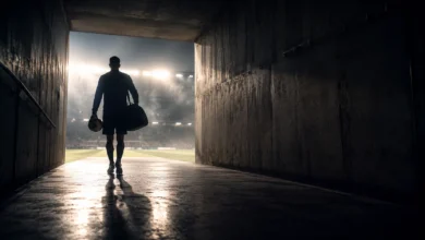 Ilustracyjna grafika piłkarska przedstawiająca tunel stadionowy i anonimowa sylwetka odchodząca w stronę światła, bez identyfikacji klubu.